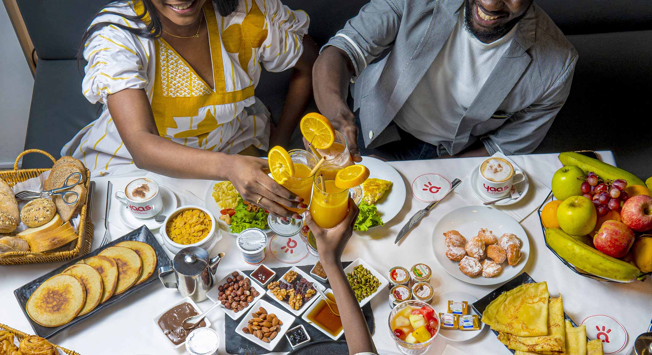 un groupe de personnes assises à une table avec des assiettes de nourriture