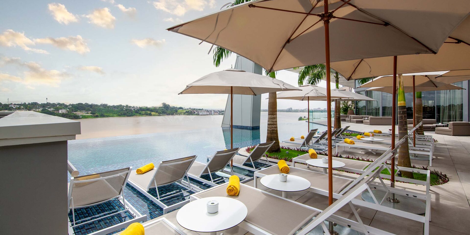 une piscine avec des chaises et des parasols