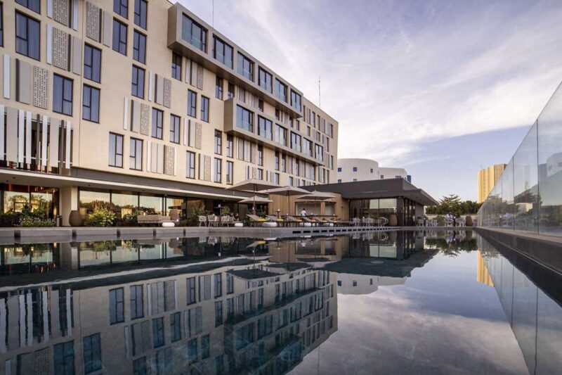 un grand bâtiment avec une grande piscine à l'extérieur