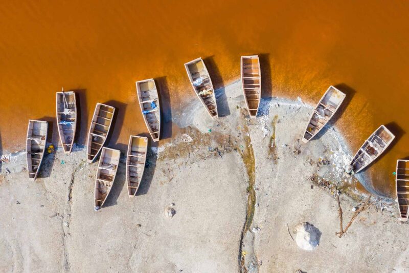 un groupe de bateaux sont alignés sur une plage de sable