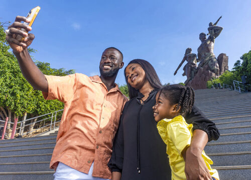 un homme prend un selfie avec sa femme et sa fille