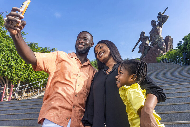 un homme prend un selfie avec sa femme et sa fille