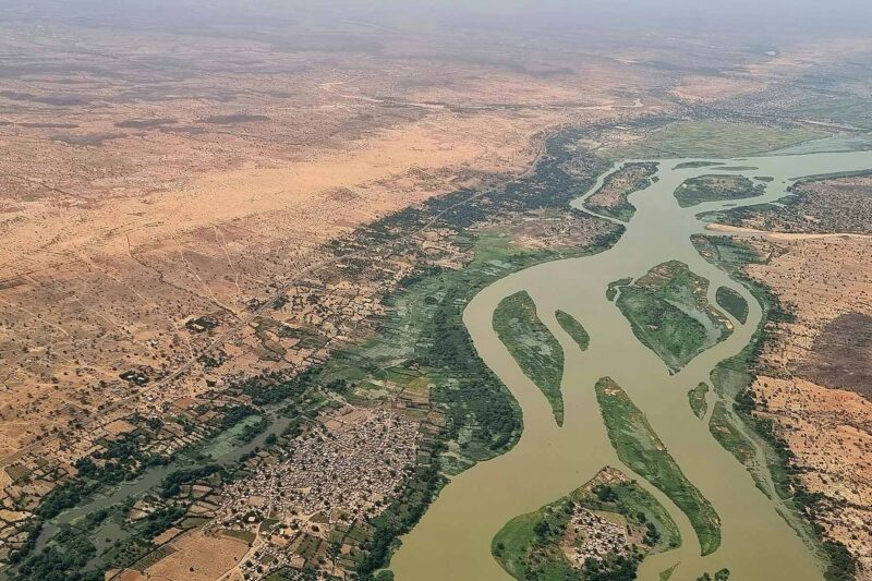 une vue aérienne d' une rivière avec des îles au milieu