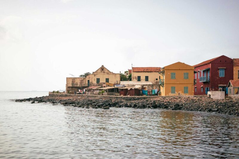 une rangée de maisons colorées à côté de l'eau