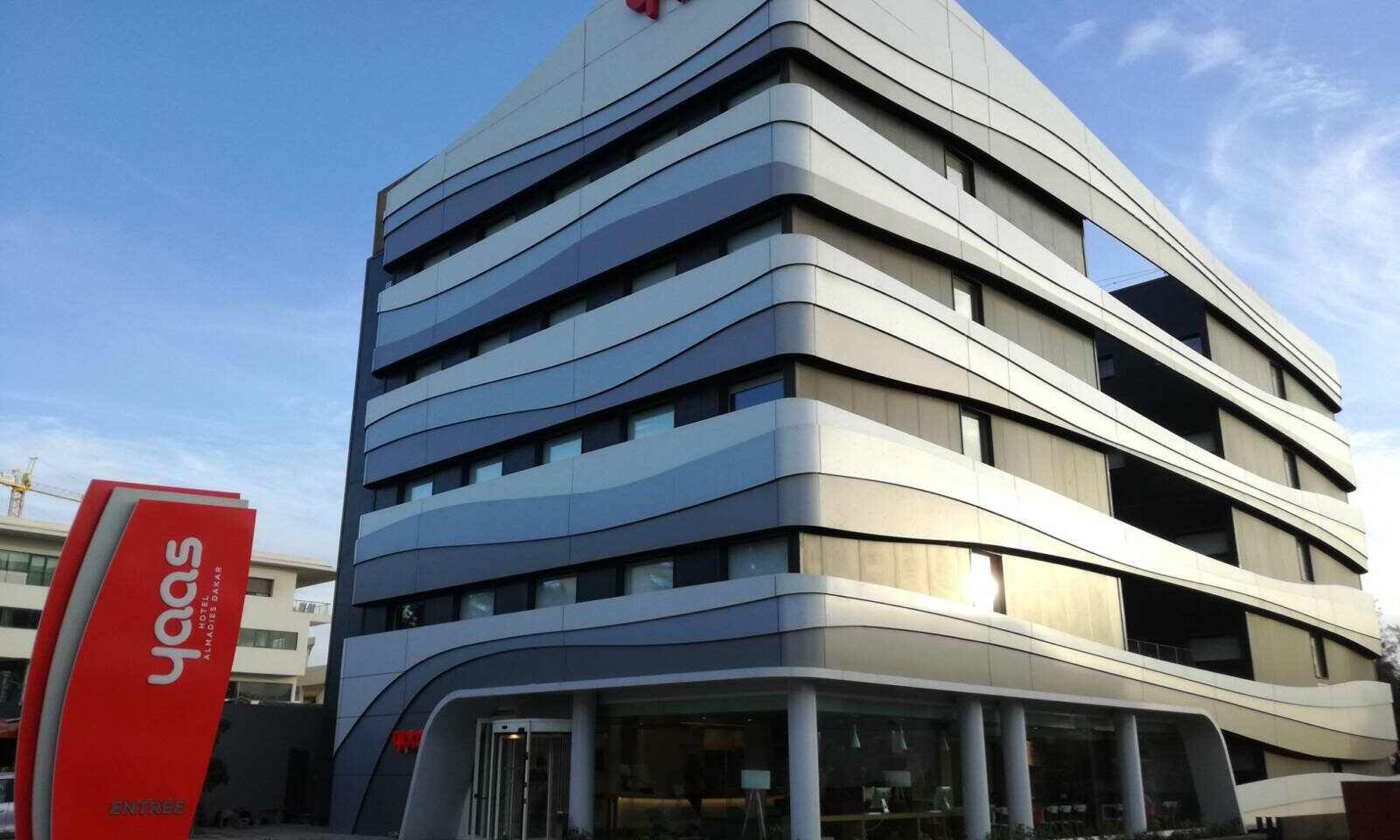 façade du Yaas Hotel Dakar Almadies