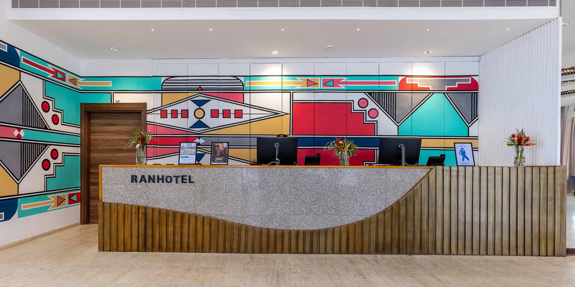 le comptoir de réception de l'hôtel Ranhotel