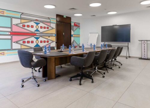 une salle de conférence avec une longue table et des chaises