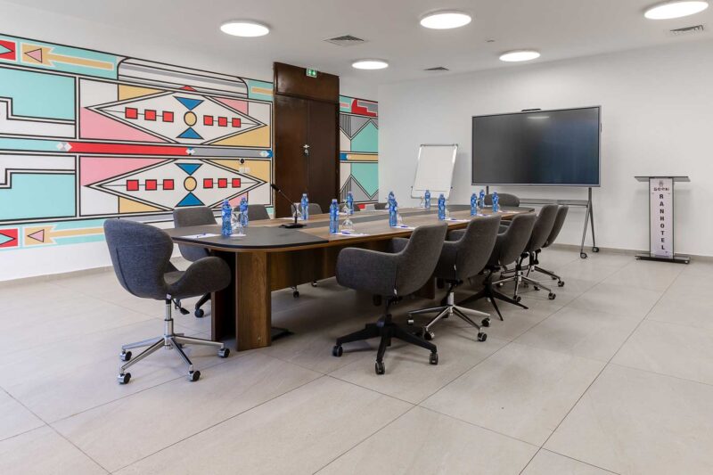 une salle de conférence avec une longue table et des chaises