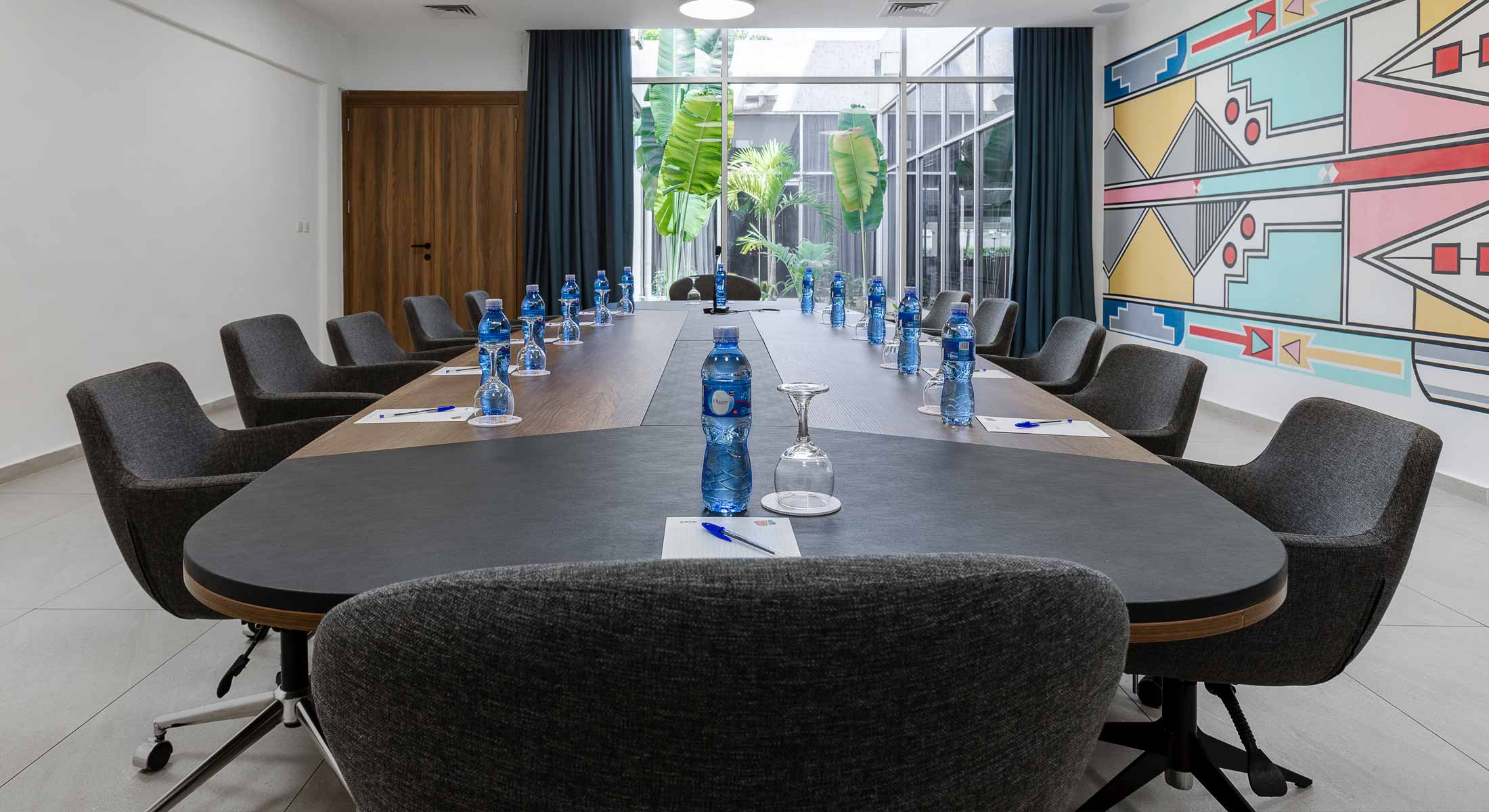 une salle de conférence avec une longue table et des chaises