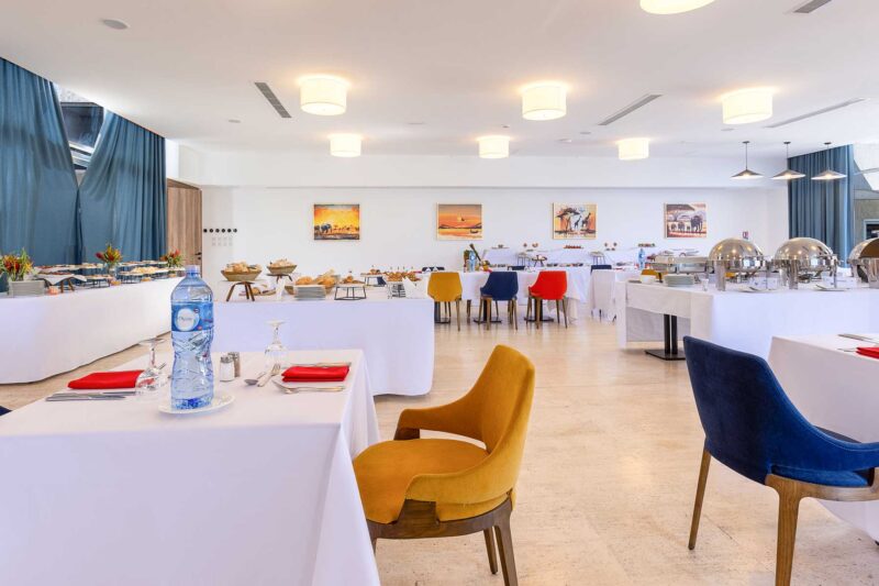 une salle à manger avec des tables et des chaises et une bouteille d' eau