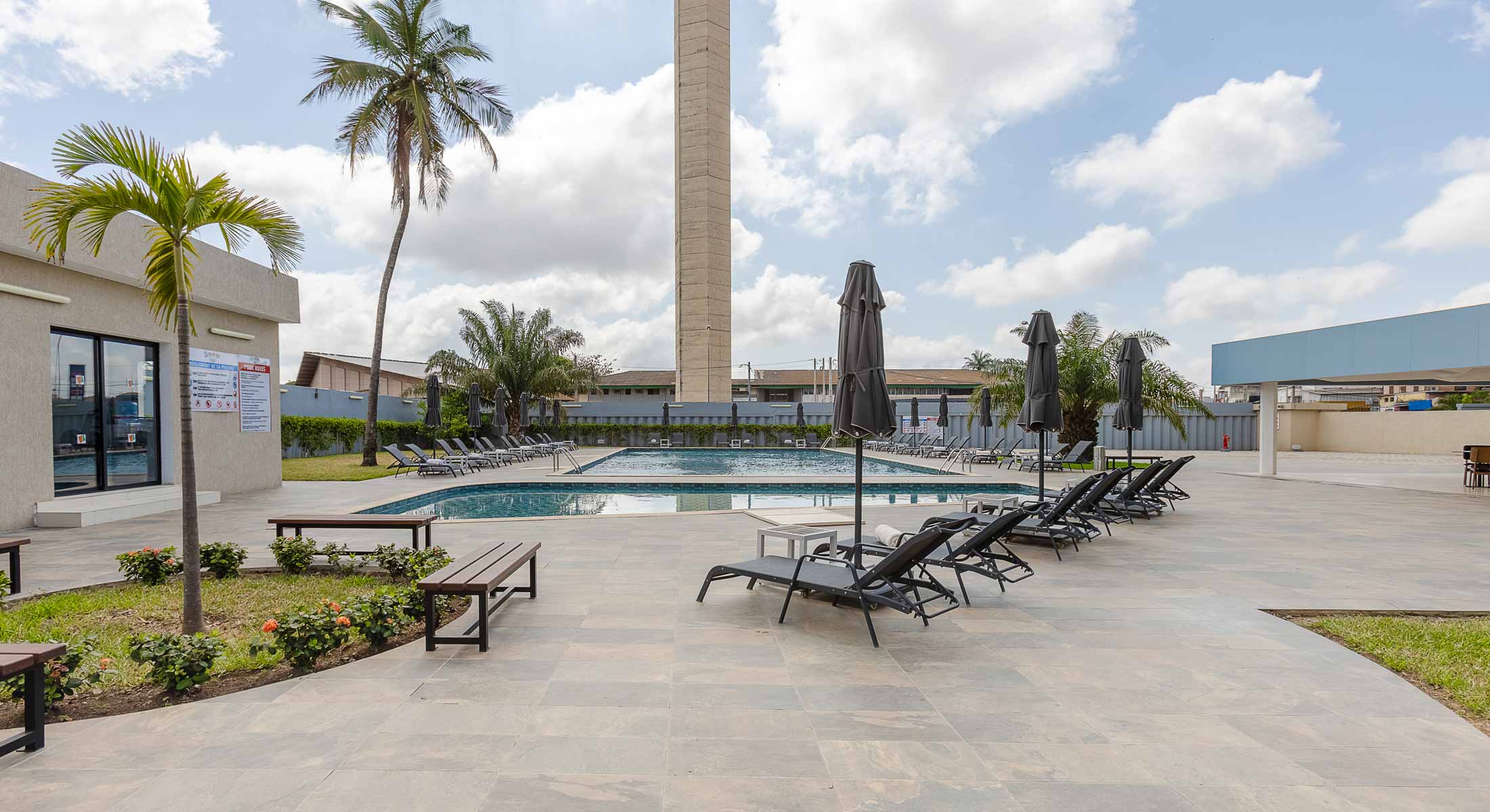 une grande piscine entourée de chaises longues et d' ombrelles