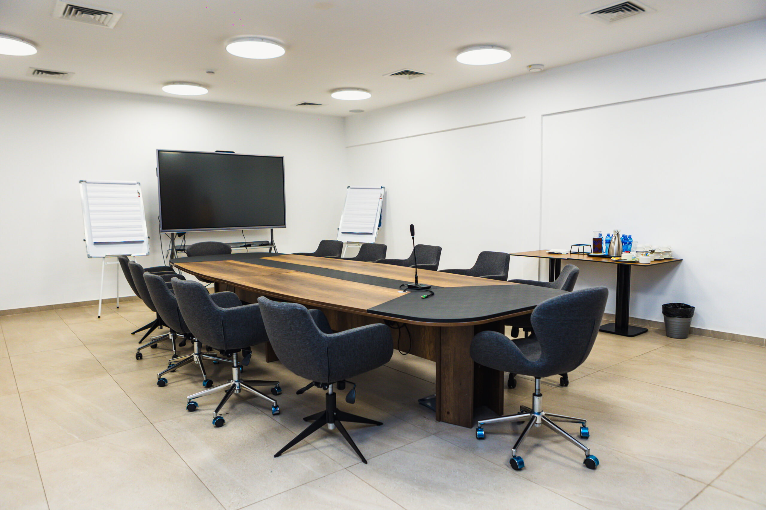 une salle de conférence avec une table en bois et des chaises