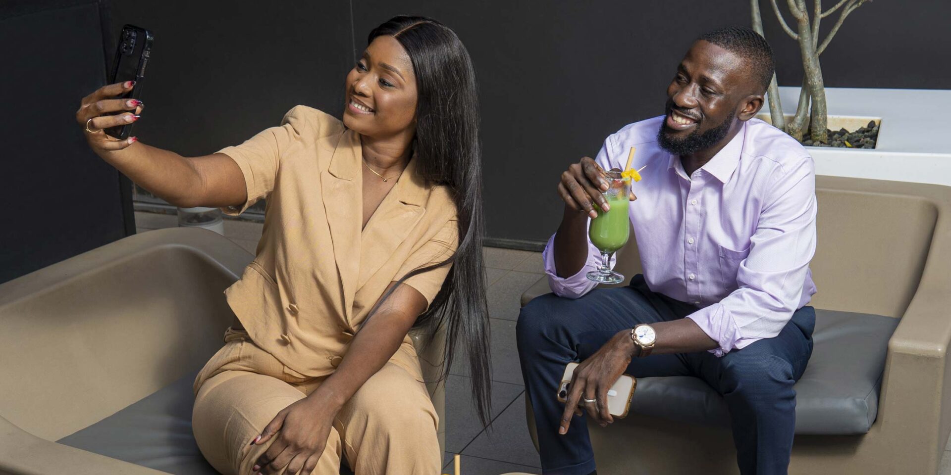 un homme et une femme prennent un selfie avec un téléphone portable