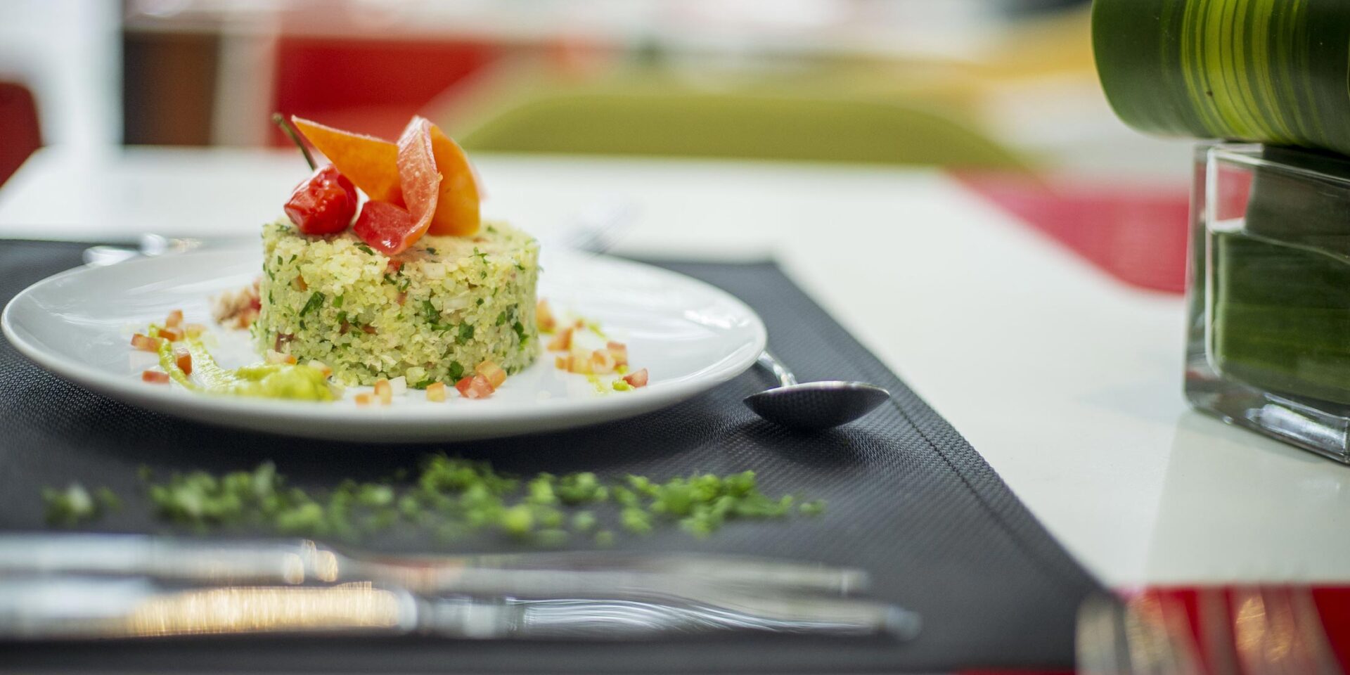 un gros plan d' une assiette de nourriture sur une table