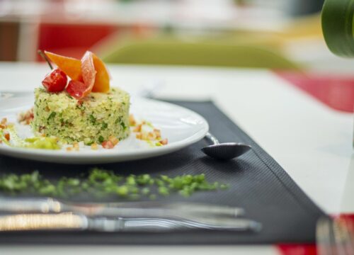 un gros plan d' une assiette de nourriture sur une table