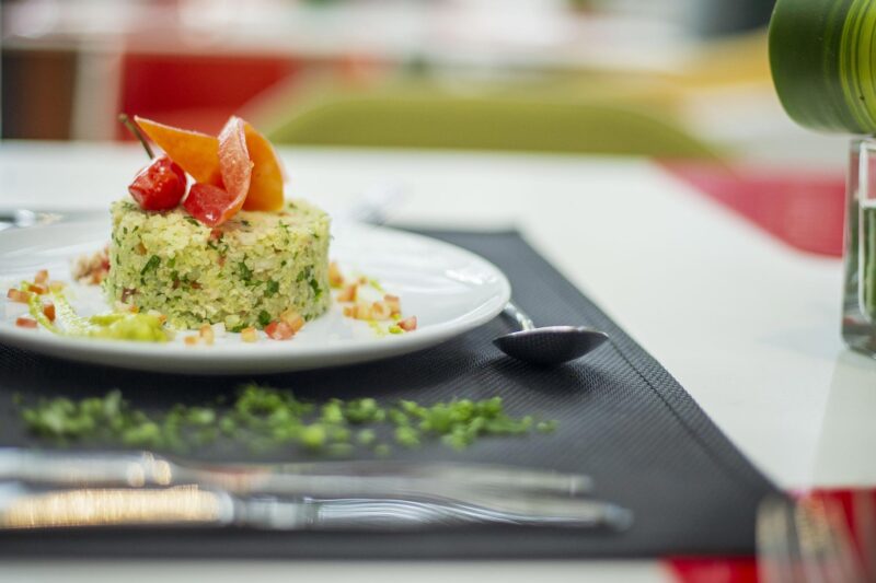 un gros plan d' une assiette de nourriture sur une table