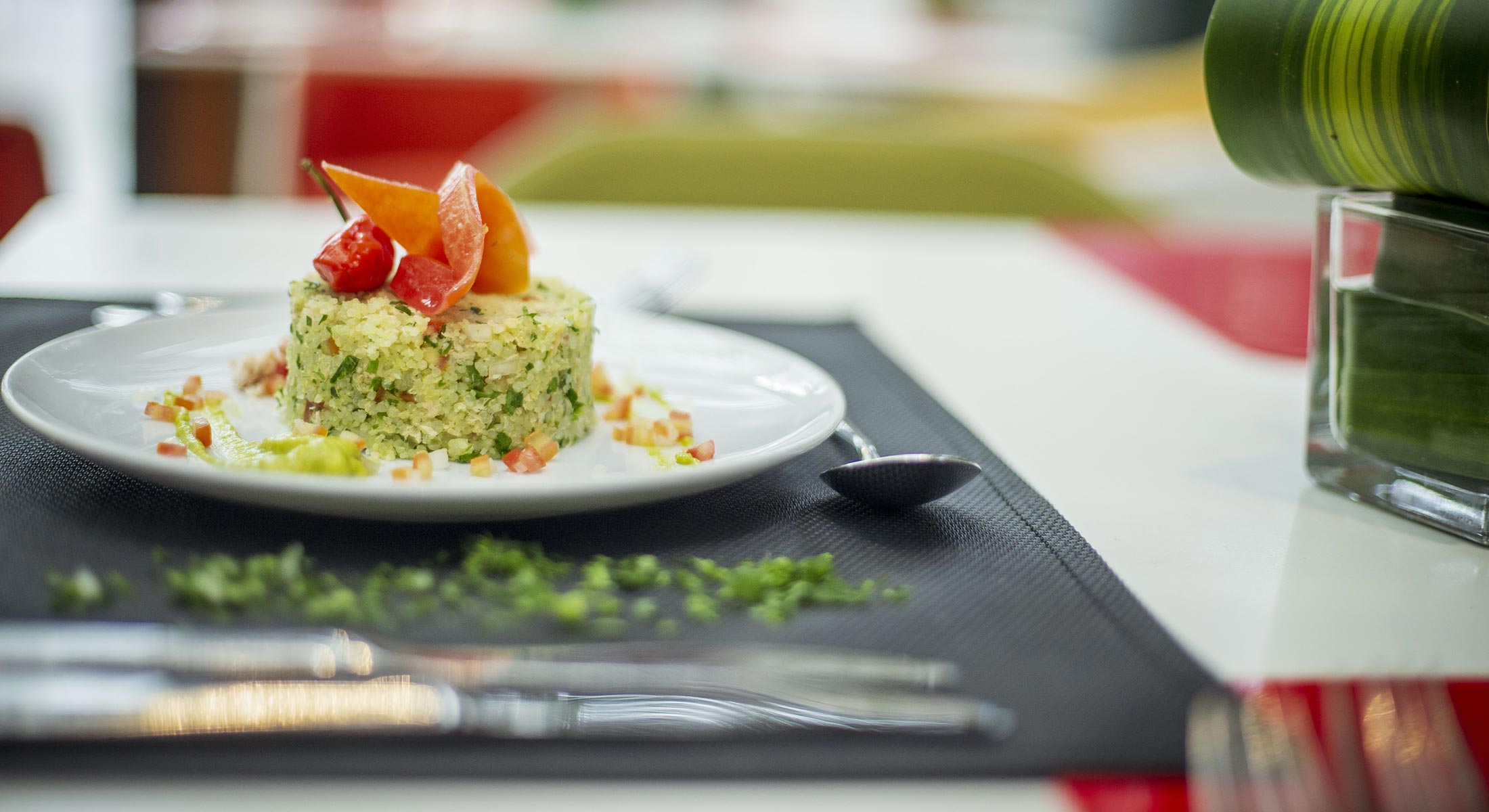 un gros plan d' une assiette de nourriture sur une table