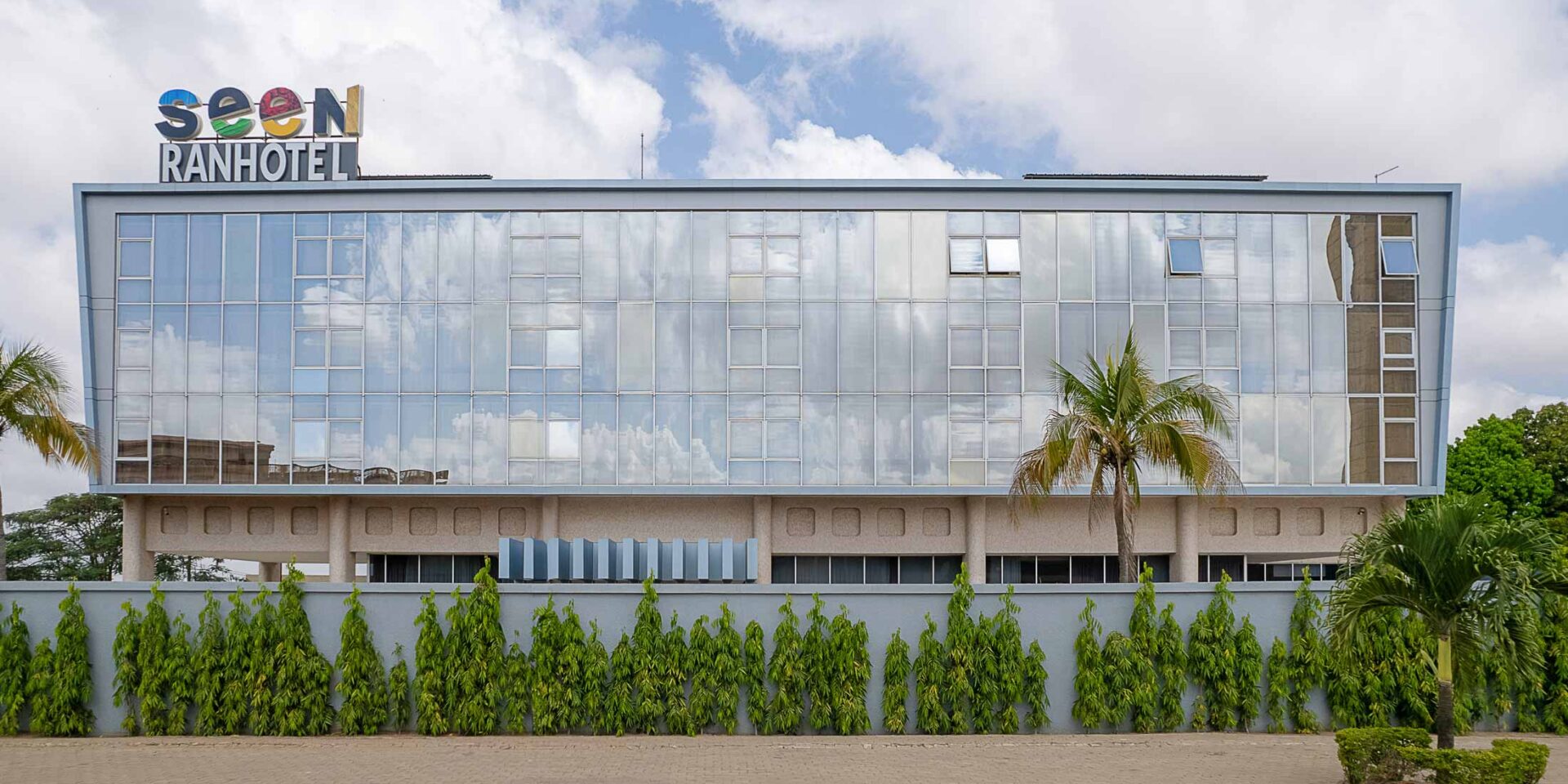 un grand bâtiment avec le logo Seen Ranhotel au sommet