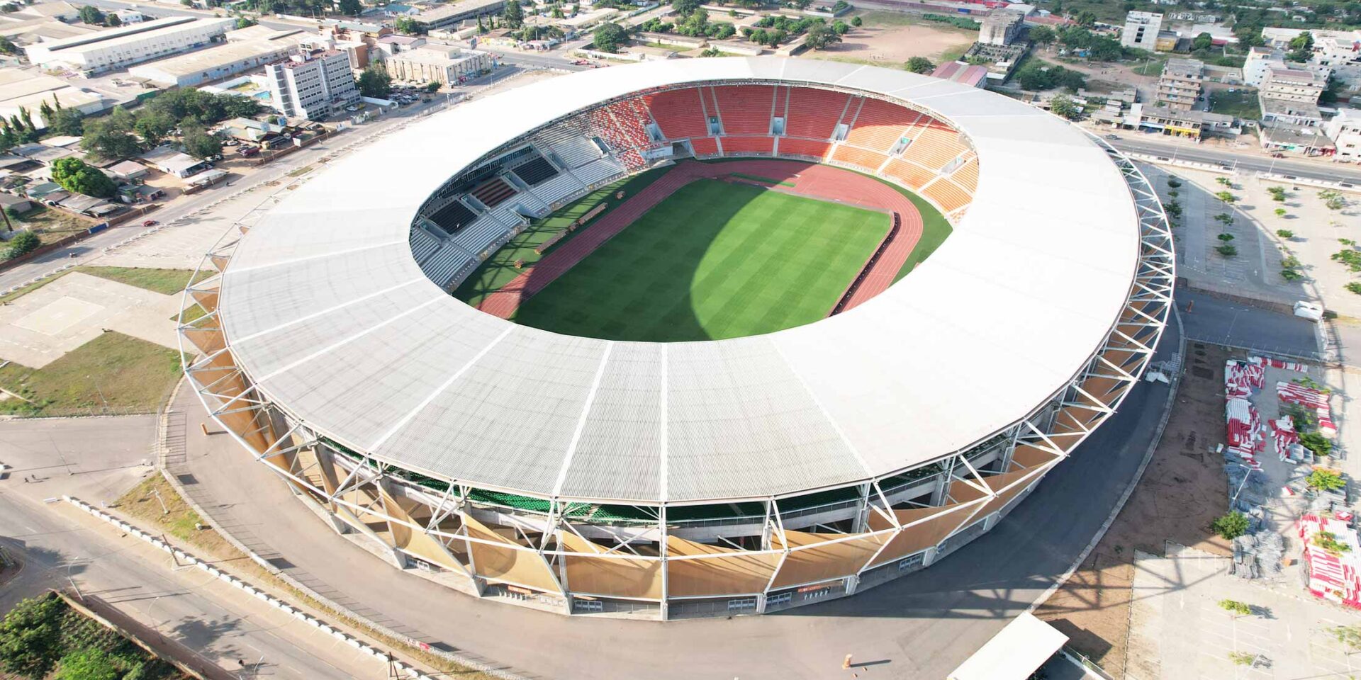 une vue aérienne d'un grand stade avec un toit blanc