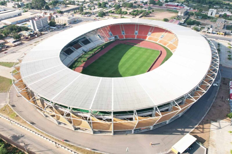 une vue aérienne d'un grand stade avec un toit blanc