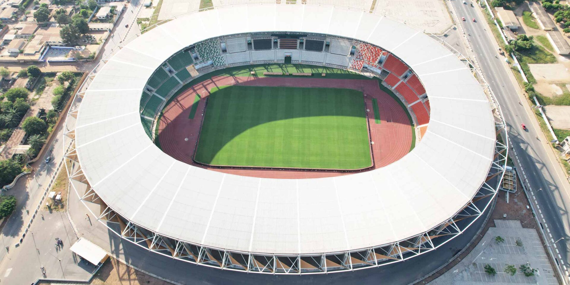 une vue aérienne d' un grand stade avec un toit blanc