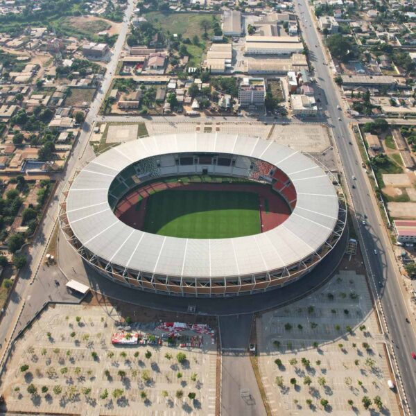 une vue aérienne d' un grand stade entouré d'une ville