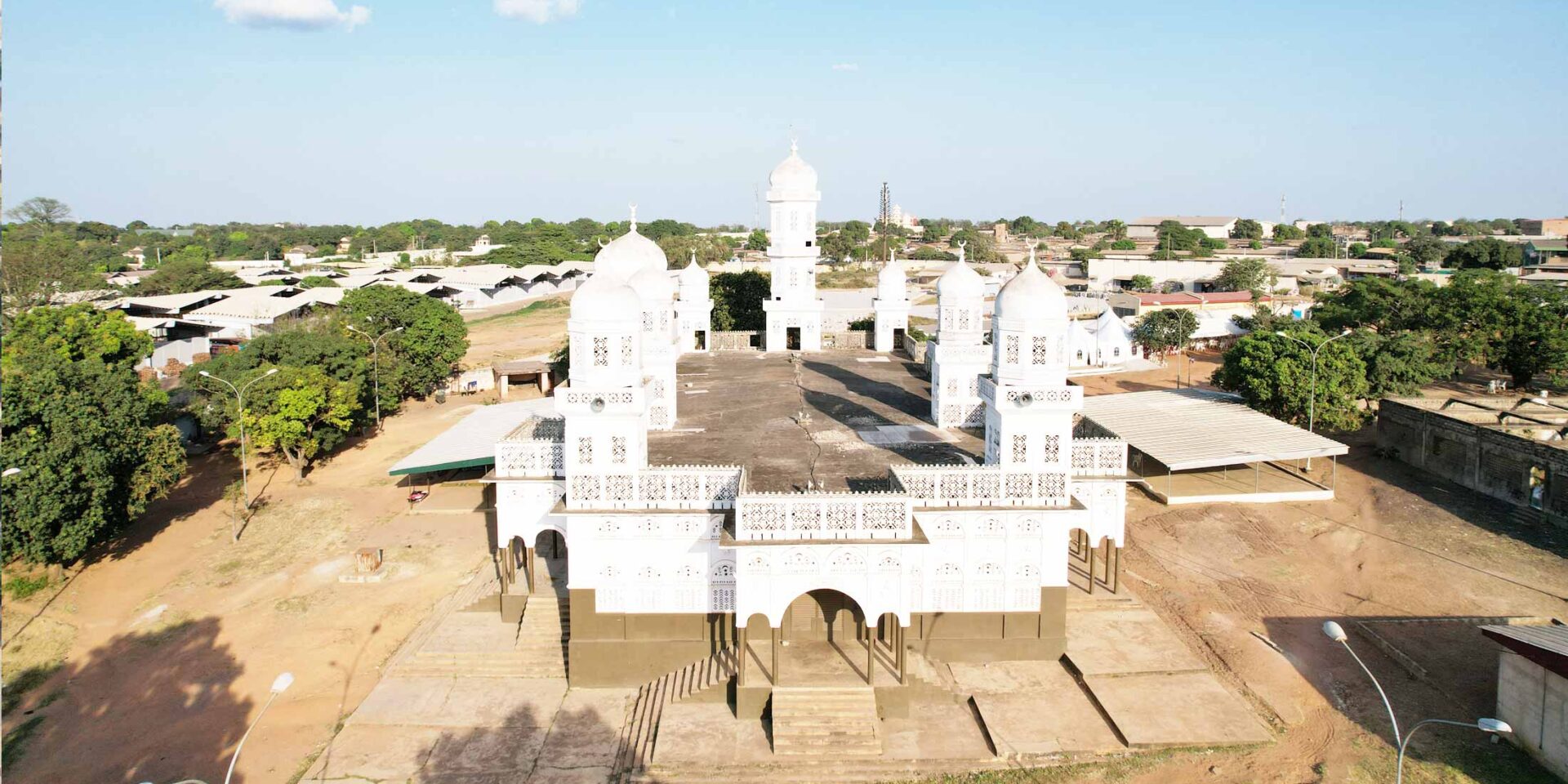 une vue aérienne d' une grande mosquée blanche