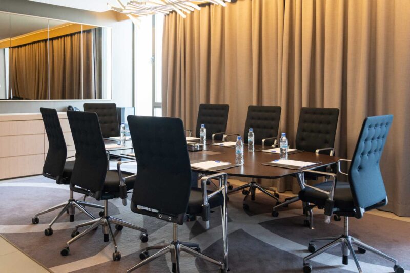 une salle de conférence avec une table et des chaises