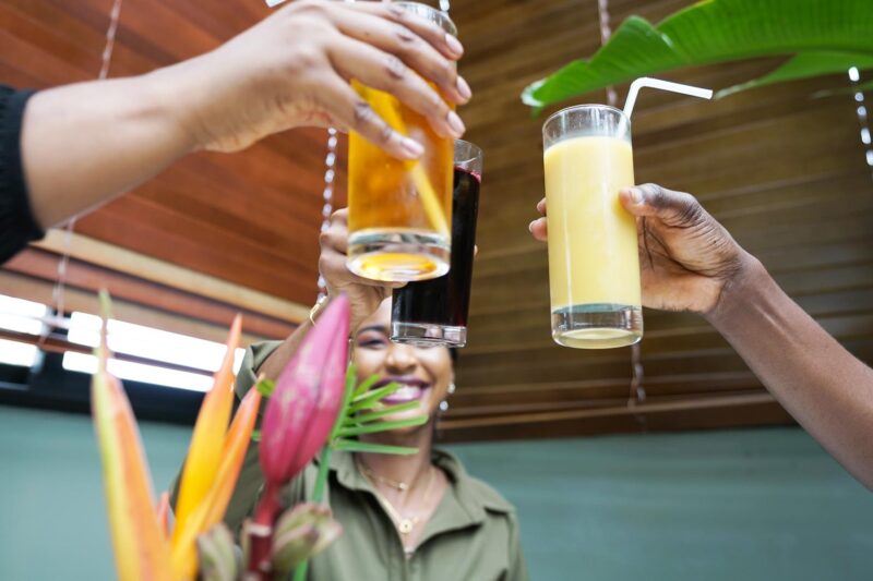 un groupe de personnes tenant des verres de boisson avec des pailles