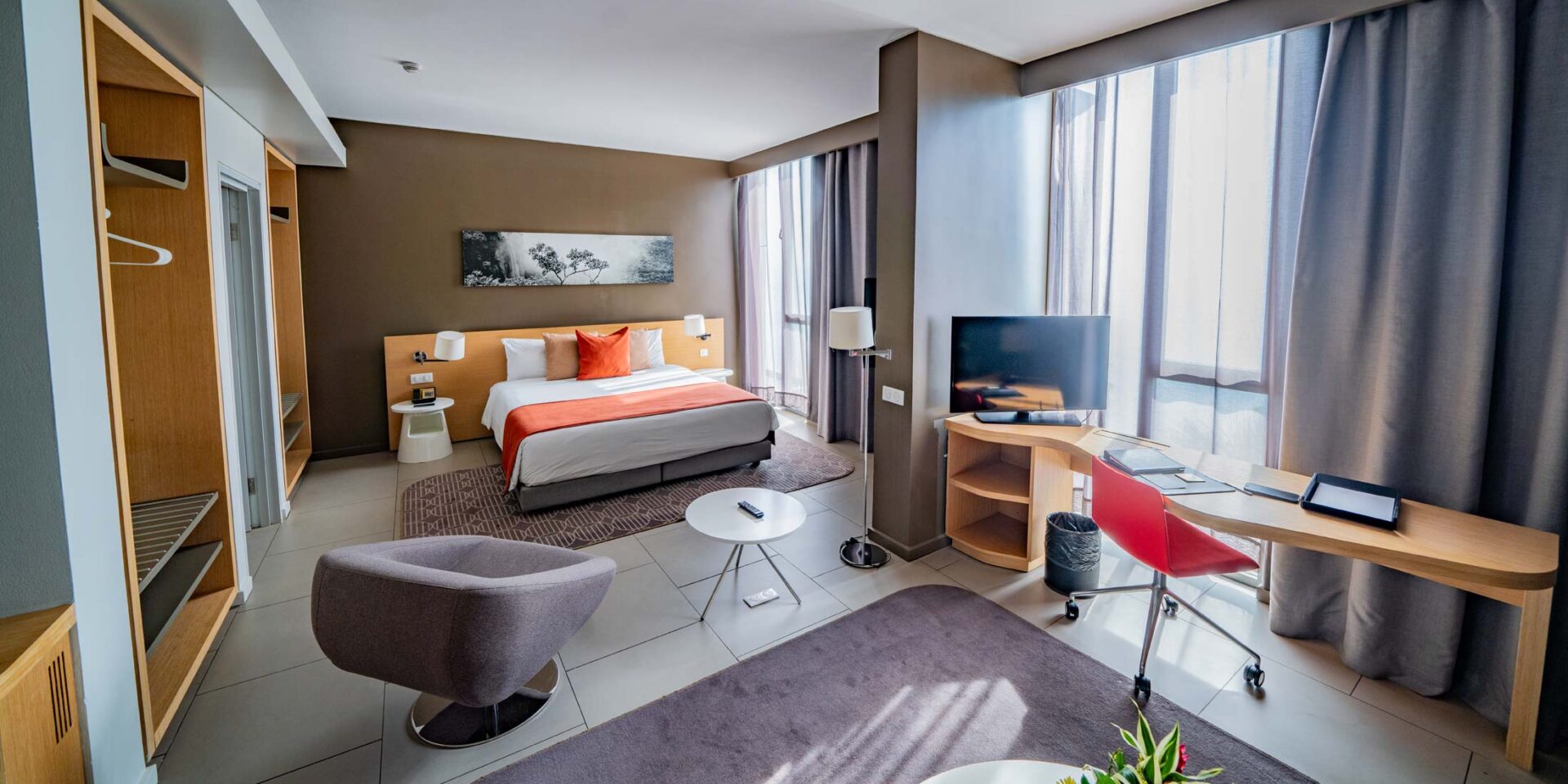 une chambre d' hôtel avec un lit et une télévision