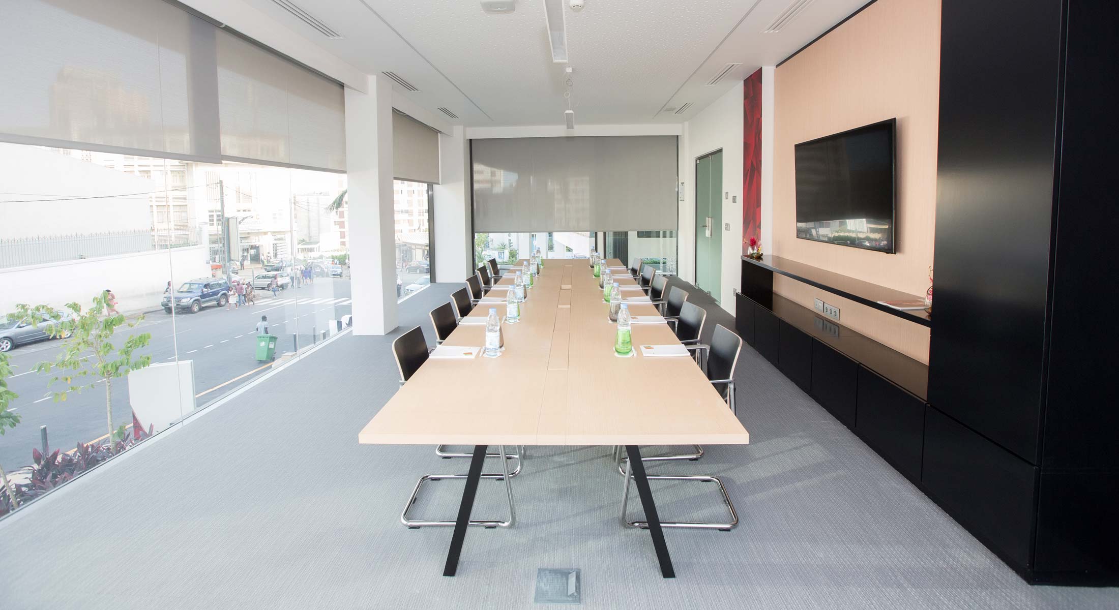 une salle de réunion avec une longue table et des chaises