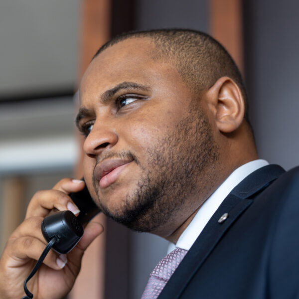 un homme en costume parle au téléphone