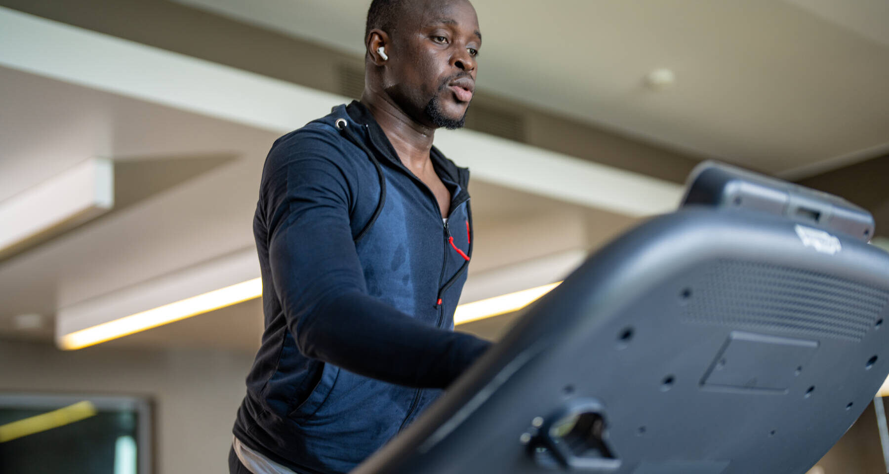 homme dans la salle de fitness du Noom Hotel Conakry