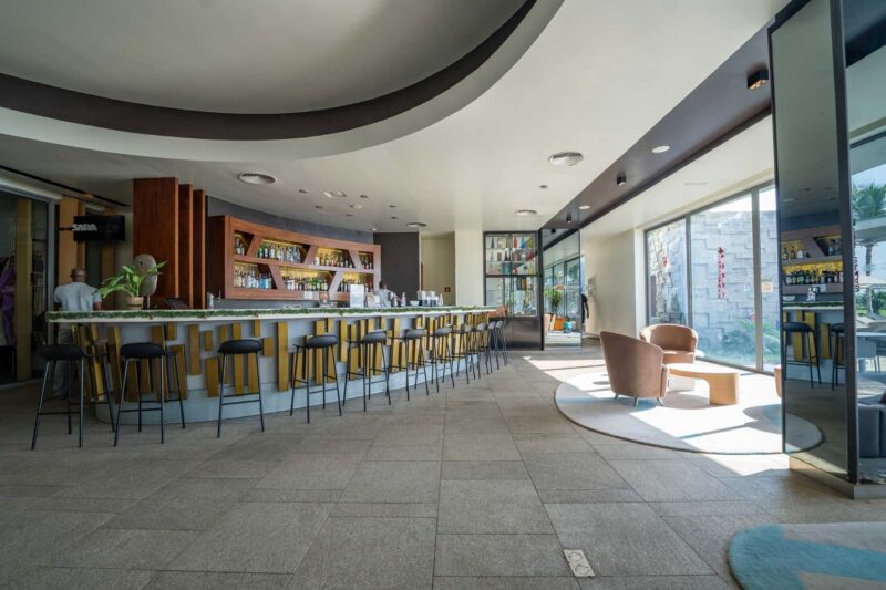 l' intérieur d'un restaurant avec un bar et des chaises