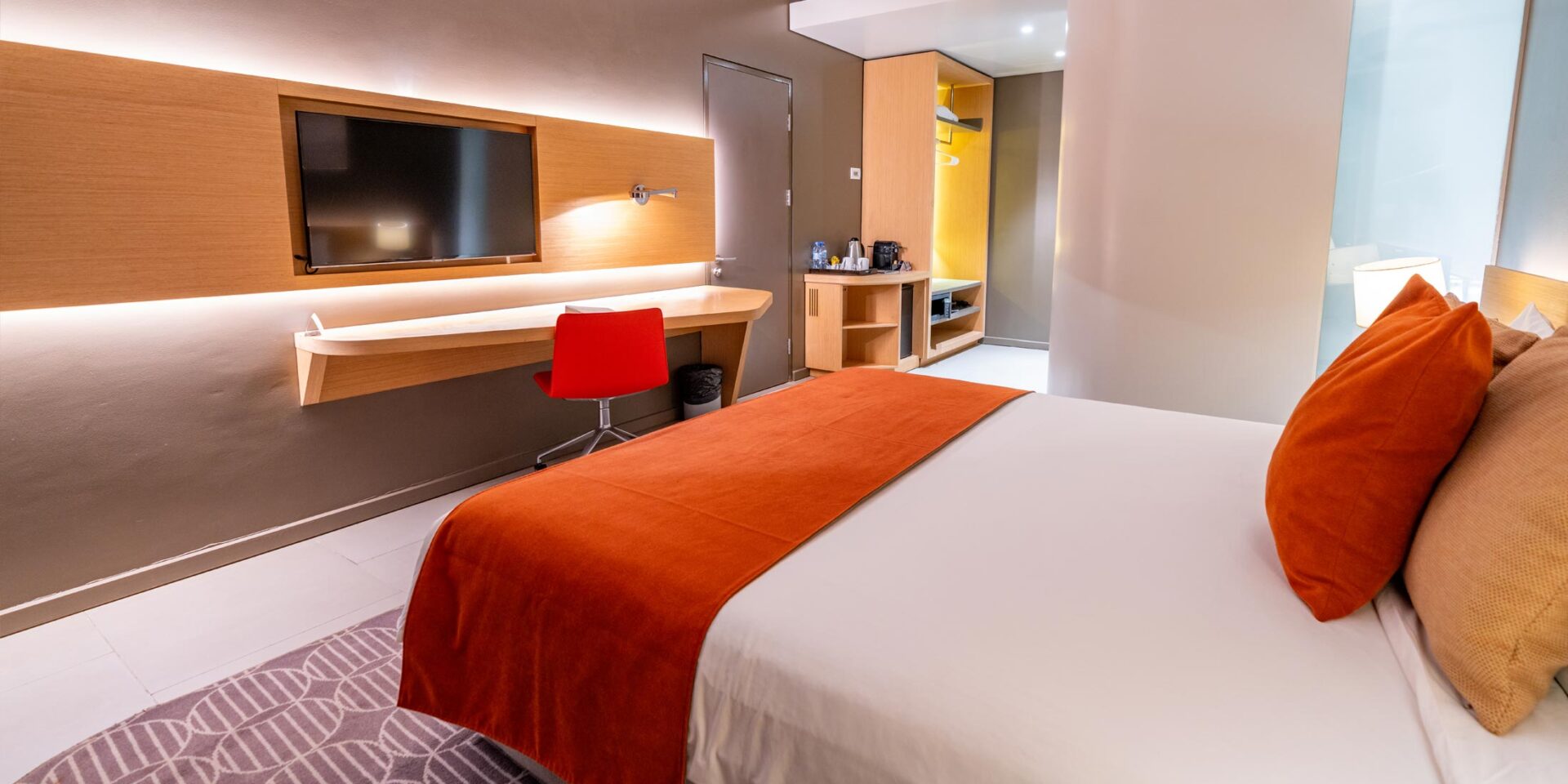 une chambre d'hôtel avec un lit et une télévision