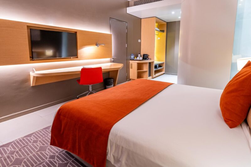 une chambre d'hôtel avec un lit et une télévision